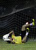 練習に励むGKのアッバス・ヌーリ・サブリ（%%Noor Sabri Abbas%%）。(c)AFP/AHMAD ZAMRONI