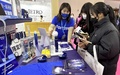 中国北京国家会議センターにおいて、代理商に製品を紹介している日本の順生堂（上海）商貿有限公司の者（2023年2月22日撮影）。(c)CNS/鄧力垚
