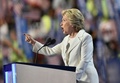 米ペンシルベニア州フィラデルフィアで開催中の民主党全国大会で、米大統領選の党候補指名受諾演説を行うヒラリー・クリントン前国務長官（2016年7月28日撮影）。(c)AFP/Nicholas Kamm