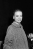 米ハリウッド女優からモナコ大公妃へと華麗な転身を見せたグレース・ケリー（Grace Kelly）が交通事故で非業の死を遂げてから、14日で30年を迎える。

人気女優として映画『モガンボ（Mogambo）』（1953）では俳優クラーク・ゲーブル（Clark Gable）と共演し、サスペンス映画の巨匠アルフレッド・ヒッチコック（Alfred Hitchcock）監督の『裏窓（Rear Window）』（1954）、『ダイヤルMを廻せ（Dial M for Murder）』（同）、『泥棒成金（To Catch a Thief）』（1955）などで次々ヒロインをつとめたグレース・ケリーは、1956年にモナコのレーニエ3世公（Prince Rainier III）と結婚し、グレース公妃（Princess Grace）となった。

だが1982年9月13日、グレース公妃はモナコ郊外ラ・トゥルビー（La Turbie）を車で走行中、事故に遭い、翌日帰らぬ人となった。富裕層の保養地モナコのイメージを確立したシンボルとして現在も深く愛されており、モナコではその死を悼む回顧展「グレース：シンボル・オブ・チェンジ（Grace, a Symbol of Change）」が開催されている。

写真は、モナコのレーニエ公との結婚が決まったハリウッド女優時代のグレース・ケリー（1956年撮影）。(c)AFP/INP