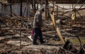 ウクライナ・キーウ北東の村で、がれきの中を歩く男性（2022年4月14日撮影）。(c)FADEL SENNA / AFP