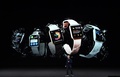 米サンフランシスコで行われたアップルの発表会で、新型「アップルウオッチ」を紹介するティム・クックCEO（2016年9月7日撮影）。(c)AFP/Josh Edelson