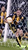 サッカーリベルタドーレス杯準決勝第2戦、グアラニ対リーベル・プレート。ゴールを決めたあとボールを拾い上げるグアラニのフェルナンド・フェルナンデス（2015年7月21日撮影）。(c)AFP/NORBERTO DUARTE