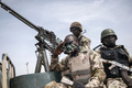 ナイジェリア北東部ボルノ州で軍用車両に乗る同国軍の兵士ら（2016年3月25日撮影、資料写真）。(c)STEFAN HEUNIS / AFP