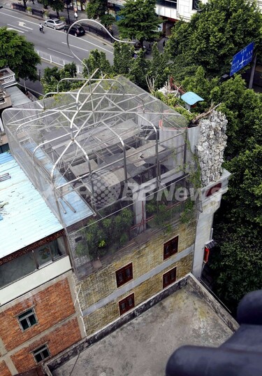 建物屋上に新たな違法建築、今度は「鳥かご」 中国 写真3枚 国際