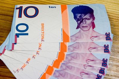 デヴィッド・ボウイ イギリス記念切手 記念紙幣 David Bowie ボウイさん、出生地では紙幣のデザインにも 写真3枚 マリ・クレール