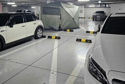 韓国・マンション地下駐車場に出現した「オキテ破り」テント…蚊取り線香、寝袋まで