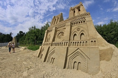 モーセ像もガネーシャも登場、チェコで砂像イベント