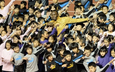 来日中のボルトが陸上教室を開催