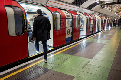 「EU離脱後はフランスへ」 企業誘致広告、英地下鉄が掲示拒否