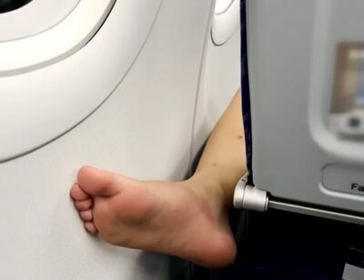 韓国・失われたマナー…ここは機内、なのに前の座席の隙間から「子どもの足」という不気味さ