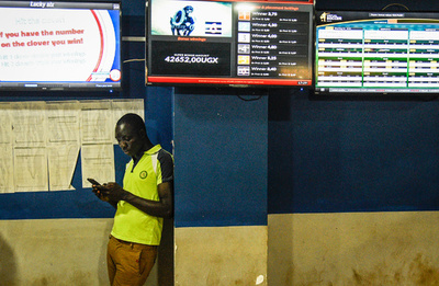 ウガンダ、SNS利用税に国民怒り 政府は引き続き実施