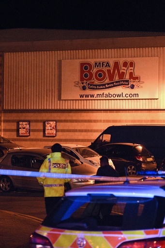 英ボウリング場で立てこもり 銃所持の男逮捕、人質解放