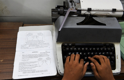 パソコンあるからお役御免？ インドで働くタイプライターたち