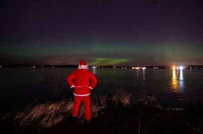 サンタもうっとり フィンランドのオーロラ