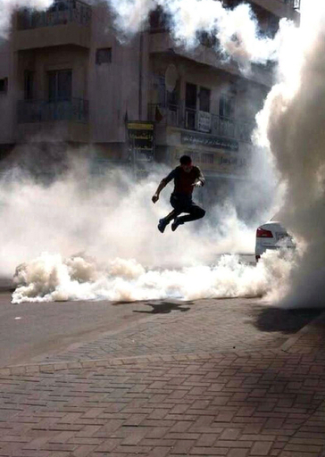 真珠広場の強制排除から1年を前にデモ、警察が排除 バーレーン