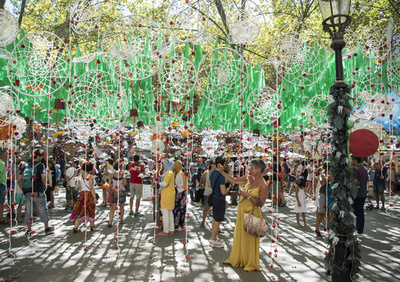 バルセロナの街路を廃品でデコレーション、人気の祭りが開幕