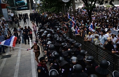 タイの反政府デモ、陸軍本部に突入 与党本部も包囲
