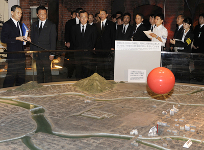 麻生・鳩山両氏、原爆資料館を見学