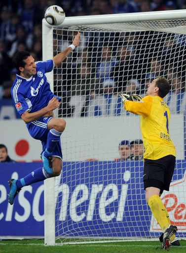 シャルケのクラニーがリーグ通算100得点、2位ブレーメンは引き分け