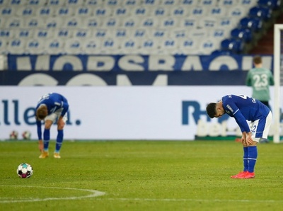 最下位シャルケまた白星逃す、新監督の初陣飾れず