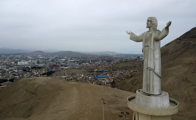首都を見下ろす「盗人のキリスト像」に撤去要求、ペルー