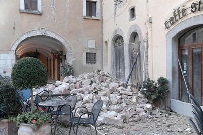 イタリア中部の連続地震、数百人が避難