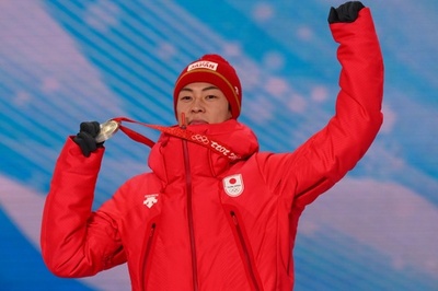 小林陵侑に銀メダル授与 ジャンプ男子LH、北京冬季五輪