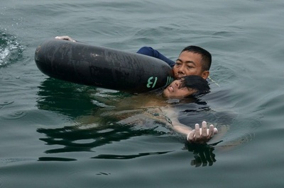 ヘリ墜落の生存者、湖上で裸の状態で発見 インドネシア