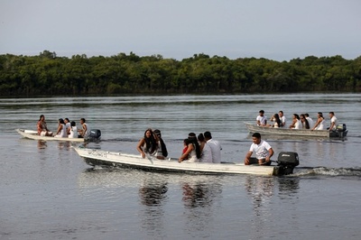 ブラジル先住民、ボートで大統領選投票へ