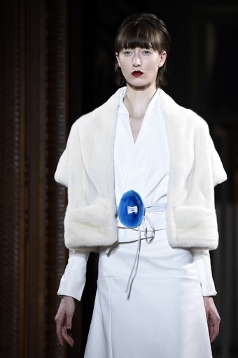 シンプルな装いにベルトでアクセント、「アトリエ・グスタボリンス」15年春夏オートクチュール