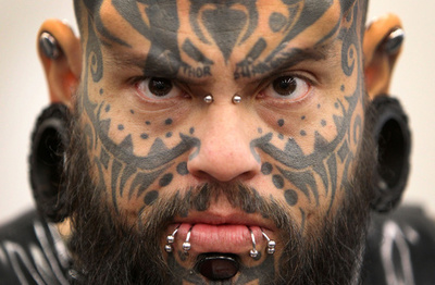 顔にも尻にもスキンヘッドにもタトゥー！ 独フランクフルト