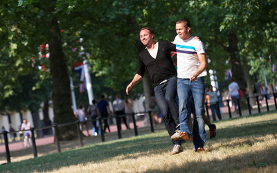 曇り空の国にふさわしくない？猛暑続きの英国に熱波警報発令