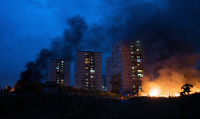 ナポリのロマ人集落で放火
