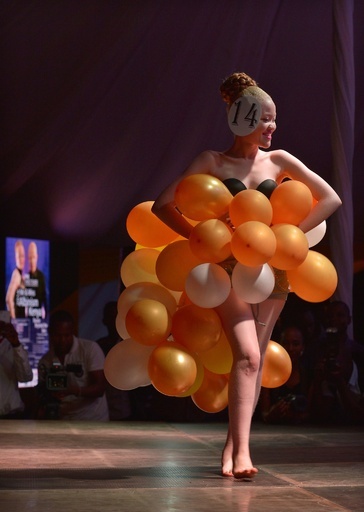 アルビノのコンテスト、偏見に立ち向かい美しさ競う ケニア