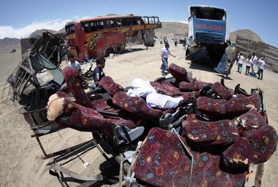 バス事故で37人死亡、対向車線に進入し3台と衝突 ペルー