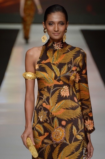 Poppy Dharsono、ジャカルタ・ファッション・ウィークで新作コレクション発表