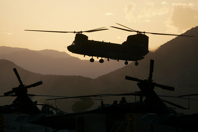 パキスタン軍、米軍のヘリコプターに発砲 アフガニスタン国境付近