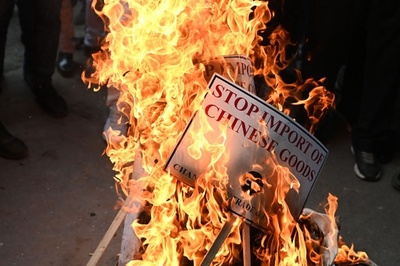中国軍の「越境」に中国製品燃やして抗議 インド