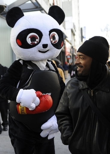 「パンチ・ミー・パンダ」、街の怒りを引き受けるアーティスト