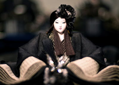 ゴスロリから羽生モデルまで、急逝した「現代ひな人形」作家の軌跡　神奈川