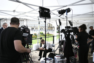 「情報過多」 英女王死去報道で「ニュース疲れ」加速か