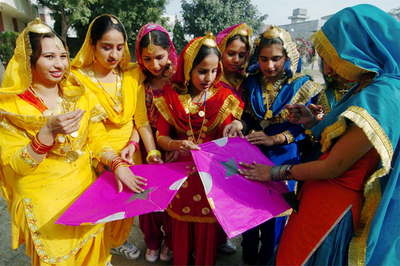 豊作を祈るヒンズー教の祭典「Lohri」開催 - インド