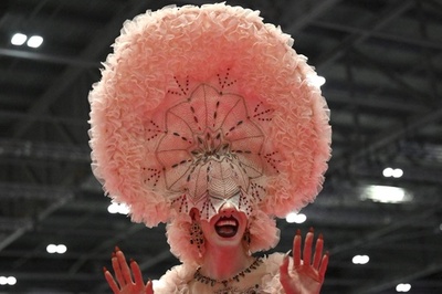 【今日の1枚】一番目立つのは私、ロンドンでドラァグクイーンの祭典