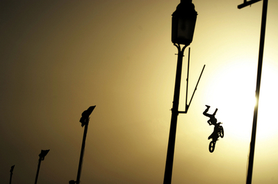 宙を舞うモトクロス、インドで「FMX」イベント