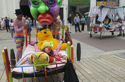 路上のベッドでゆっくり休息、コロンビアで「世界怠惰の日」