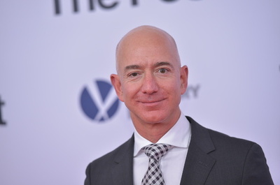 世界長者番付、アマゾンCEOが首位に 米誌発表