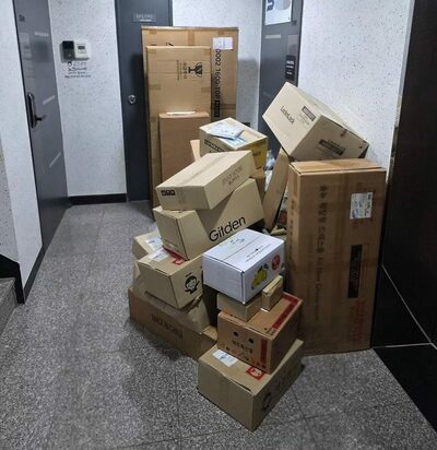 マンション廊下に宅配山積み「まるで倉庫」…韓国・迷惑隣人の“段ボールタワー”に住民ブチ切れ