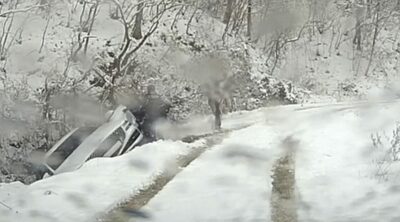 雪道で溝に落ちた車、震えていた家族…韓国警察、手際よく救助