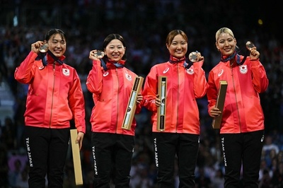 日本が銅メダル パリ五輪フェンシング女子サーブル団体